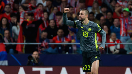 Zhegrova celebra el primer gol del Lille en el Metropolitano al Atlético de Madrid