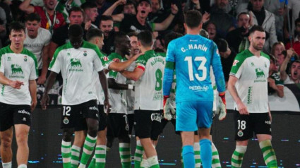 Lago Junior celebra con sus compañeros el gol marcado al Córdoba