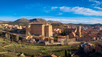 Vista de la ciudad de Mora de Rubielos con su castillo gótico medieval y sus murallas en Teruel, España