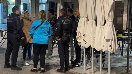 Policía Local, Guardia Civil, alcaldesa y edil de Seguridad, en el bar de la pelea