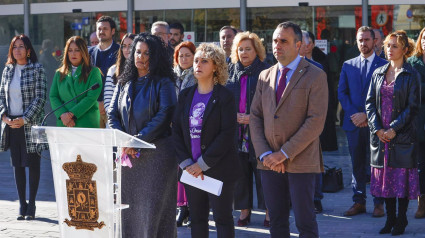 Raquel Orantes, hija de Ana Orantes, junto al presidente de la Diputación de Granada, Francisco Rodríguez, después de la lectura del manifiesto contra la violencia de género en la Diputación. A 24 de noviembre de 2023, en Granada (Andalucía, España). Con motivo de la conmemoración del 25N, Día para la eliminación de la violencia contra la mujer, la Diputación de Granada ha celebrado un acto en el que Raquel Orantes, hija de Ana Orantes (víctima de violencia de género en 1997), ha hecho lectura del manifiesto