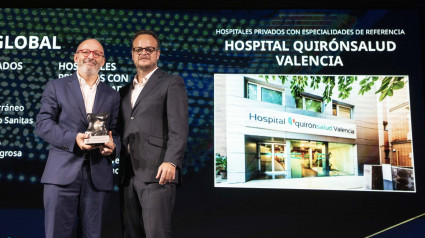 Ximo Montenegro, gerente del Hospital Quirónsalud Valencia, recogiendo el Premio TOP 20