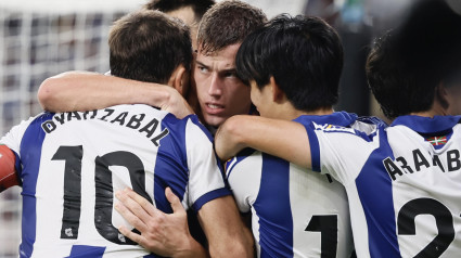 Varios futbolistas de la Real Sociedad se abrazan después de un gol de Luka Sucic