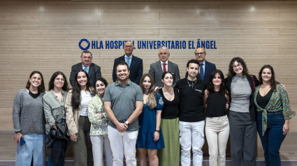 Dr. Manuel Viola, Dr. Pablo Lara, Dr. Pedro Navarro, Dr. Jerónimo Sánchez, junto con los estudiantes y médicos que acudieron al acto