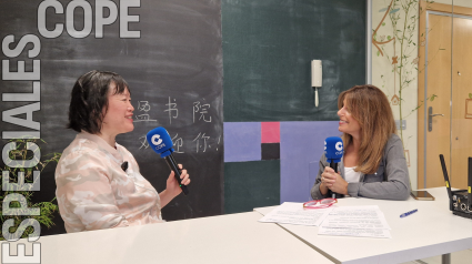 Pilar García Muñiz, presentadora de 'La Tarde, junto a Eillen en su academia de chino en Toledo