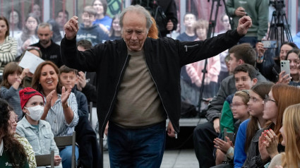 Joan Manuel Serrat en un encuentro con alumnos en Pola de Siero (Asturias)