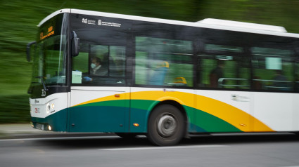 Un autobús urbano por las calles de Pamplona