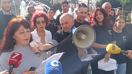 Lectura en Plaza del Arenal del manifiesto de la campaña de Personas Sin Hogar de Cáritas de Asidonia-Jerez