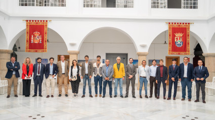 Foto de familia de los representantes del sector taurino en el Parlamento de Extremadura