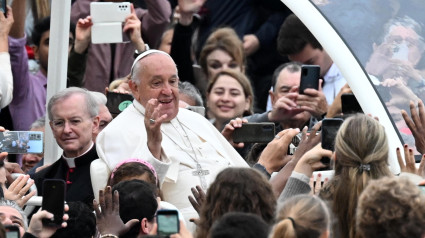 El papa Francisco saluda a su llegada para presidir la audiencia general semanal en la plaza de San Pedro del Vaticano, este miércoles