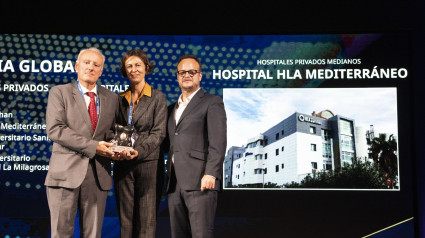 Javier García Del Águila, director médico y Natalia Martínez Moratalla, responsable de calidad y medio ambiente