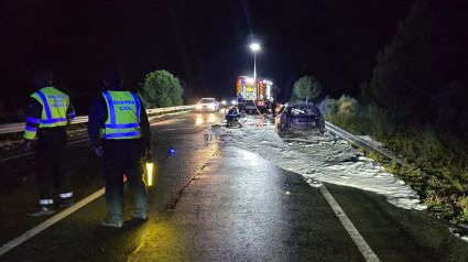 Guardia Civil atiende un vehículo ardiendo en el km 57,500 de la NA-134