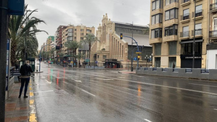 Imgen de archivo de la fachada del mercado municipal de Alicante en un día lluvioso