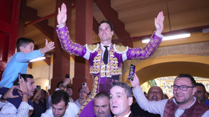 Daniel Luque en su salida a hombros del coso de La Misericordia