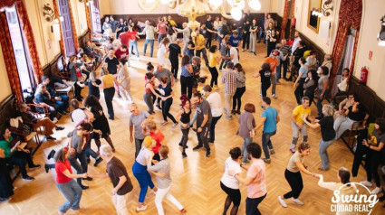 Más de 200 personas bailando swing en plena calle: "Te sientes libre"