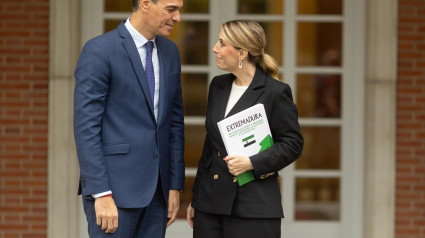 El presidente del Gobierno, Pedro Sánchez, mantiene un encuentro con la presidenta de la Junta de Extremadura, María Guardiola, en el Complejo de La Moncloa