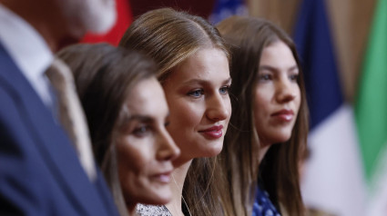 Leonor, acompañada de su hermana y su madre, en las audiencias previas a la entrega de los Premios Princesa de Asturias 2024