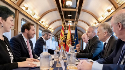 La reunión se ha celebrado en uno de los vagones de la estación de Canfranc