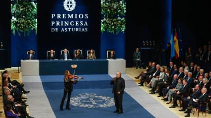 Serrat actúa en la ceremonia de entrega de los Premios Princesa de Asturias