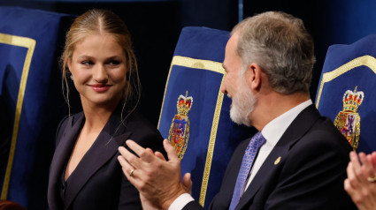 Felipe VI aplaude a Leonor tras pronunciar su discurso en la entrega de los Premios Princesa de Asturias