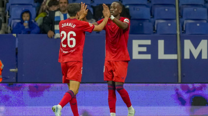 Lukebakio  celebra su segundo gol durante el partido de LaLiga con su compañero Juanlu