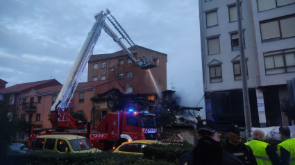 Bomberos de Santander extinguiendo el incendio del edificio derrumbado en Santander tras una explosión