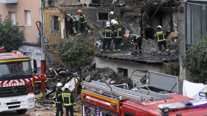 Bomberos de Santander buscan a las dos personas desaparecidas tras el derrumbe de un edificio por una explosión