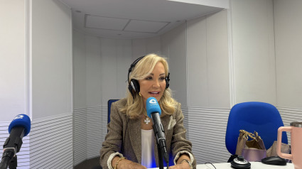 Carmen Lomana en los estudios de COPE