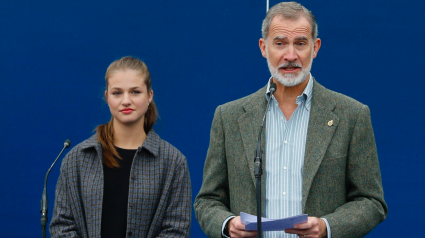 El Rey Felipe (d), junto a la Princesa Leonor (i), en la entrega del premio al Pueblo Ejemplar de Asturias 2024