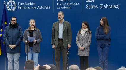 Król Felipe (c) z Letizią i jej córkami oraz prezydentem Asturii podczas ceremonii wręczenia nagród Wzorowe Miasto Asturia 2024 w Sotres