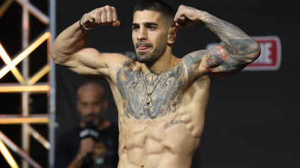 Ilia Topuria posa durante el pesaje para la pelea por el campeonato de peso pluma en UFC 308, en Abu Dhabi, Emiratos Árabes Unidos, el 24 de octubre de 2024