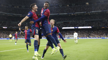 El Barcelona celebra el 0-2 del Barcelona ante el Real Madrid