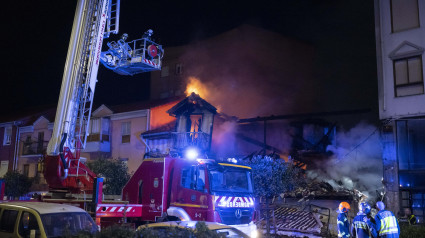 Una explosión de gas ha provocado esta madrugada el derrumbe de un edificio de la calle de La Albericia, en Santander, y se busca a tres personas que podían estar en el interior del inmueble