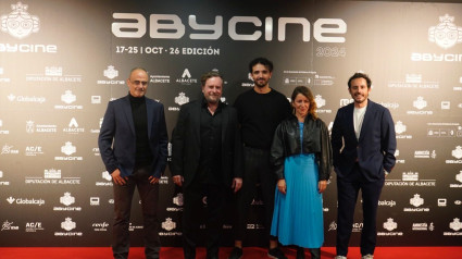 El cineasta lorquino Juan Albarracín, en el centro, junto al reparto de la película