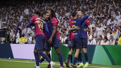 Los jugadores del Barcelona celebran uno de los cuatro goles ante la afición del Real Madrid.