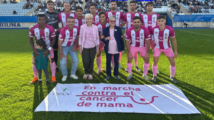 El CF Lorca Deportiva lució camisetas especiales con rayas rosas con motivo de la lucha contra el cáncer.