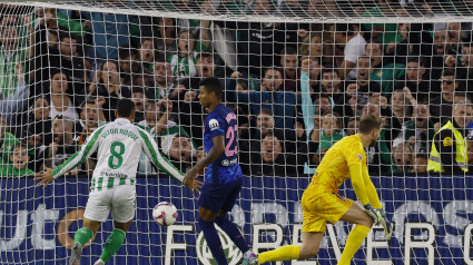 SEVILLA, 27/10/2024.- El delantero brasileño del Betis, Vitor Roque (i), celebra el primer gol del equipo andaluz marcado en propia puerta por el defensa del Atlético de Madrid, José Maria Jiménez, durante el encuentro correspondiente a la jornada 11 de Laliga EA Sports que disputan hoy domingo Betis y Atlético de Madrid en el estadio Benito Villamarin, en Sevilla. EFE / Julio Muñoz.