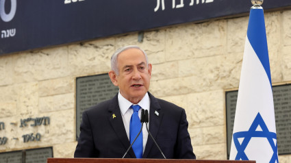 El primer ministro israelí, Benjamin Netanyahu, habla durante una ceremonia conmemorativa que marca el primer aniversario del calendario hebreo del ataque de Hamas que desencadenó la guerra actual en Gaza, en el cementerio militar del Monte Herzl en Jerusalén, el 27 de octubre de 2024.