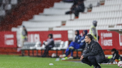 Rubén Albés da instrucciones bajo la lluvia a los jugadores del Sporting.