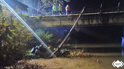 Vehículo accidentado en el río Piloña