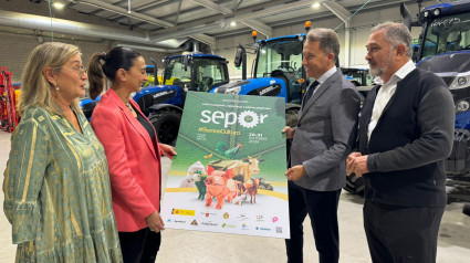 El alcalde y la consejera de Agricultura sostienen el cartel de la 57 edición de Sepor