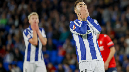 Brais Méndez se lamenta tras una ocasión fallada en el Real Sociedad - Osasuna. EFE/ Juan Herrero