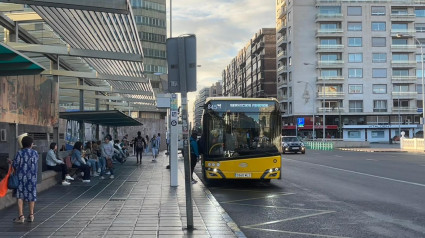 Guagua articulada cargando en la estación de San Telmo