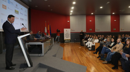 Reunión de seguimiento del protocolo para el impulso de la plataforma Palencia 2030 
El consejero de Economía y Hacienda y portavoz, Carlos Fernández Carriedo, y el de Movilidad y Transformación Digital, José Luis Sanz Merino, participan en la reunión de seguimiento del protocolo para el impulso de la plataforma ‘Palencia 2030: especialización inteligente en el sector agroalimentario’