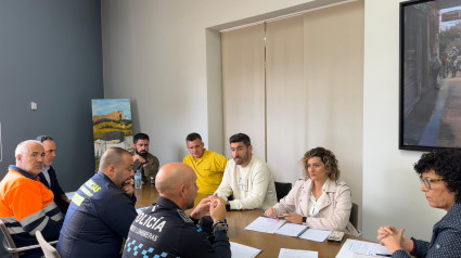 La alcaldesa, a la derecha en la foto, preside la reunión con los servicios de emergencias