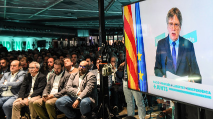 El nuevo presidente de Junts, Carles Puigdemont, interviene por videoconferencia durante la última jornada del Congreso de Junts en Calella, a 27 de octubre de 2024, en Calella, Barcelona, Catalunya (España)