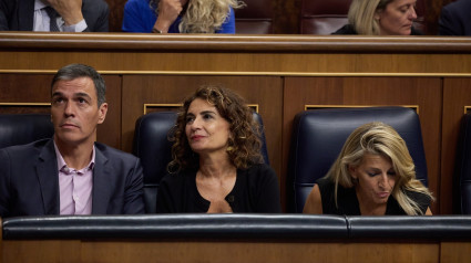 El presidente del Gobierno, Pedro Sánchez; la vicepresidenta primera del Gobierno y ministra de Hacienda, María Jesús Montero; y la vicepresidenta segunda y ministra de Trabajo y Economía Social, Yolanda Díaz, durante una sesión plenaria en la Cámara Baja, a 17 de septiembre de 2024, en Madrid (España)