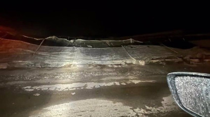 Daños provocados por una fuerte granizada en invernaderos de El Ejido (Almería).

Una fuerte granizada acompañada de fuertes vientos registrada a última hora de este lunes 28 en la localidad almeriense de El Ejido ha destrozado "miles de hectáreas" de invernaderos, ha anegado varias carreteras y ha causado daños en cientos de vehículos aparcados en las calles del municipio, según ha informado su alcalde, Francisco Góngora.

POLITICA ANDALUCÍA ESPAÑA EUROPA ALMERÍA
AYUNTAMIENTO DE EL EJIDO