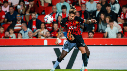 Pablo Maffeo despeja un balón