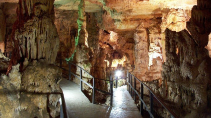 interior de la cueva de los franceses